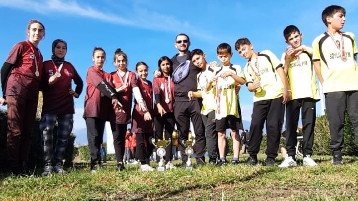 Burdur'da yapılan Okul Sporları Kros Yarışmasında öğrencilerimiz, aldıkları başarılar ile gururlandırdılar